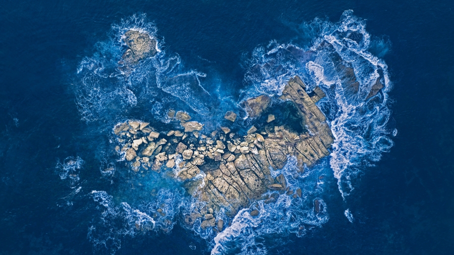 海浪冲击着悉尼海岸的一个心形岩石岛、澳大利亚 