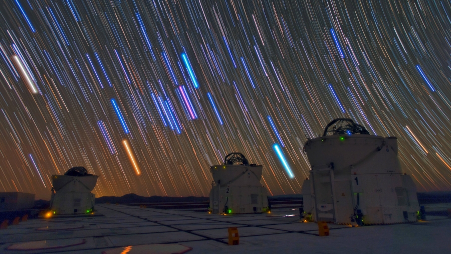 帕瑞纳天文台的望远镜和星迹、智利阿塔卡马沙漠