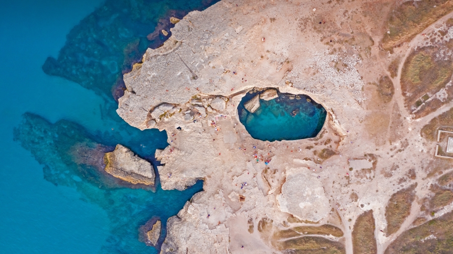 鸟瞰罗卡附近的Grotta della Poesia、意大利莱切 