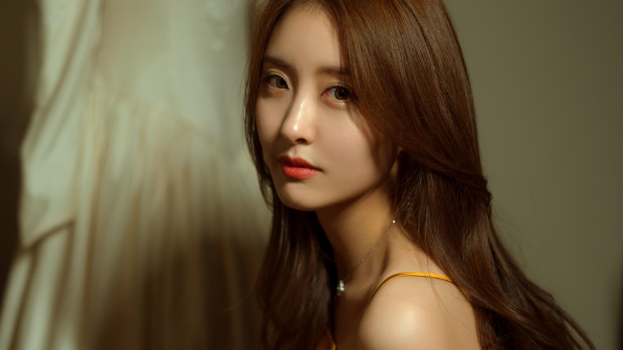 楚楚动人的长发清纯美女、高清8k壁纸图片