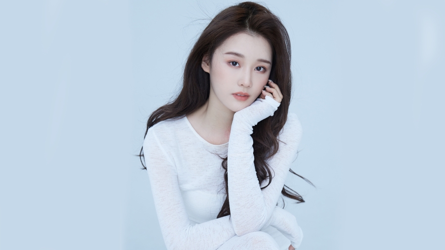 干净清新背景、简单清纯美女甜美长发高清4k电脑美女壁纸