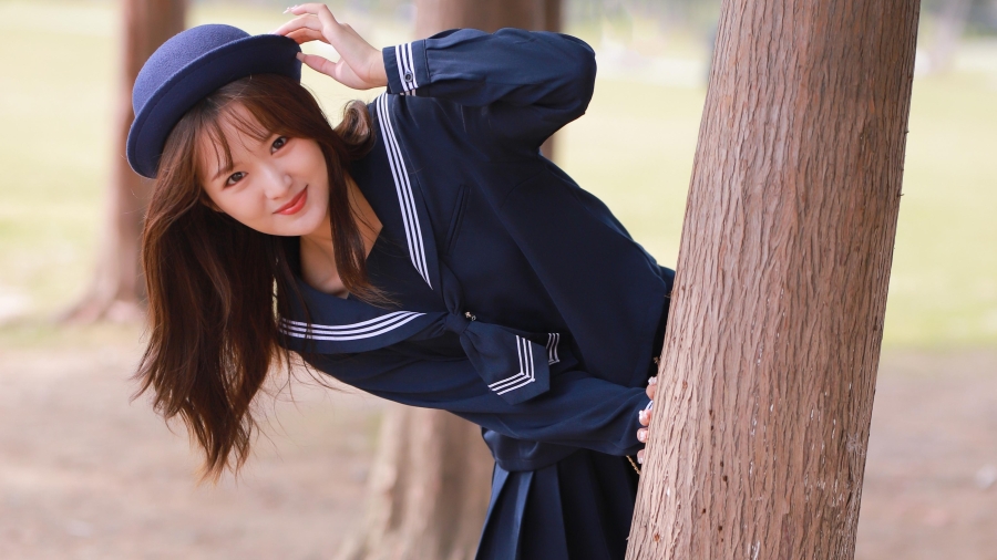水手服少女迷人森林写真、清纯美女甜美微笑高清4k壁纸图片