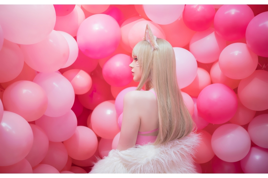 露背性感美女阿狸与粉色气球背景融为一体、cosplay美女高清4k游戏壁纸