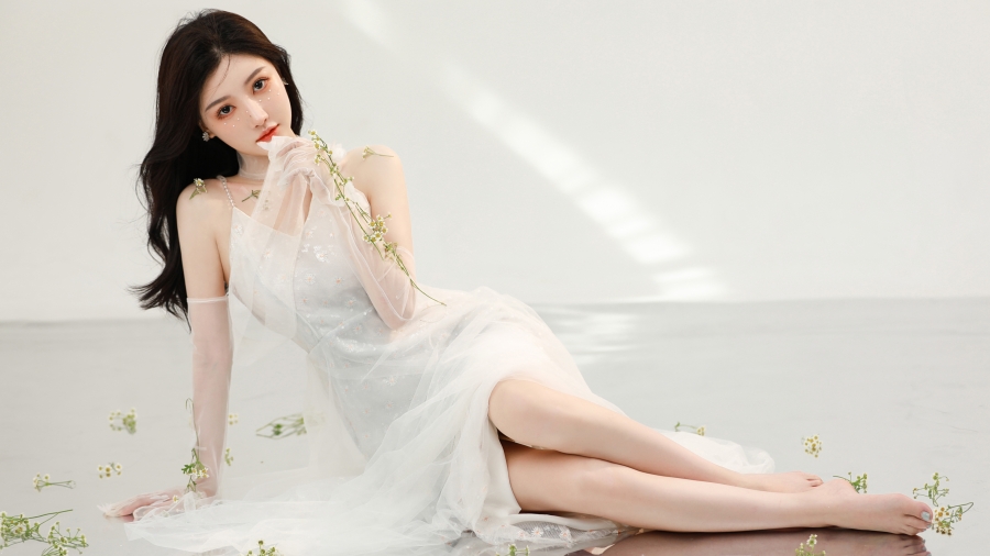 小清新室内居家美女写真、白色裙子的清纯美女躺在地板上、养眼美女美腿露着、皱菊花鲜花4k美女壁纸