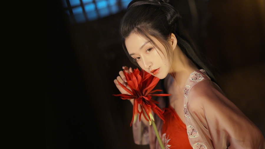 红肚兜的古装美女手握红色的花、长发清纯美女侧身4k美女壁纸