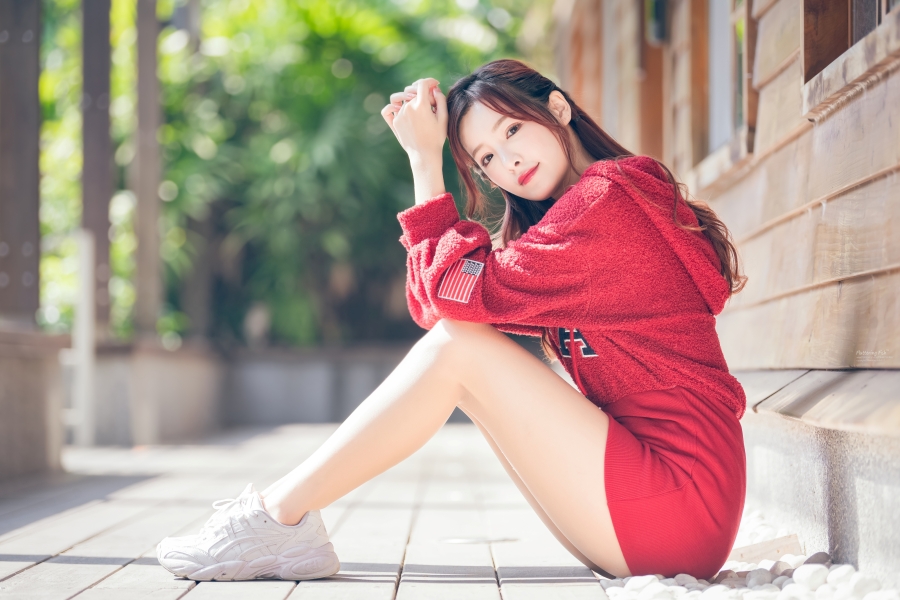 运动装清纯美女晨练坐在台阶地上休息的小清新4k壁纸图片