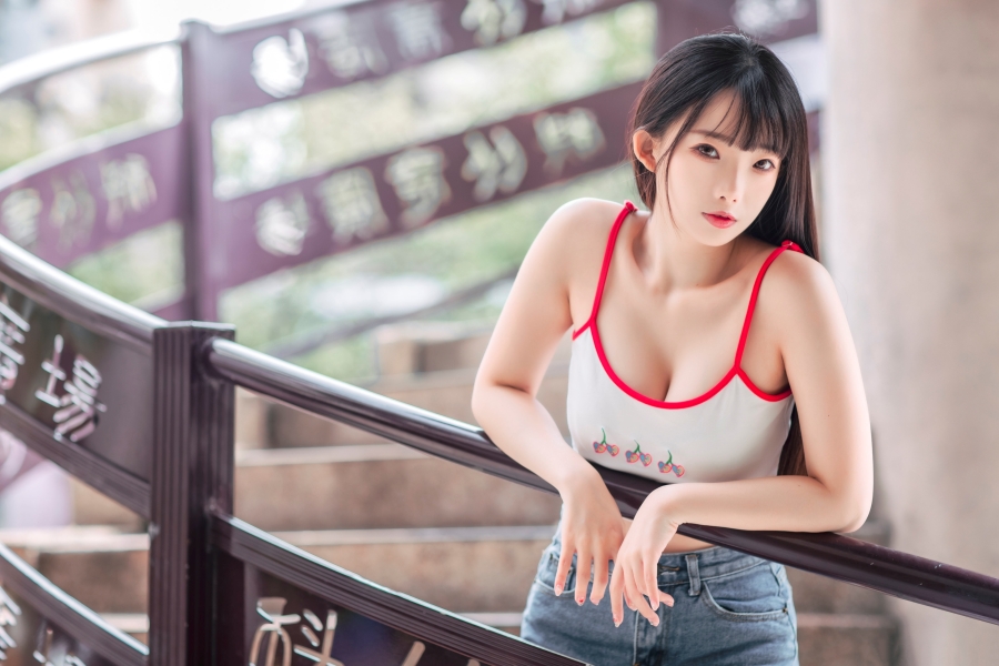 气质美女小清新的美、牛仔短裤唯美写真图片
