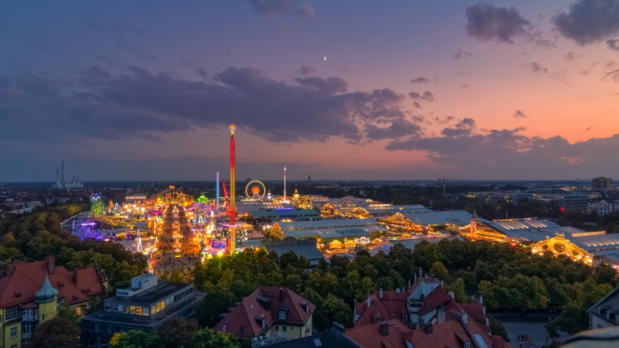 啤酒节、慕尼黑、德国。Oktoberfest in Munich at sunset