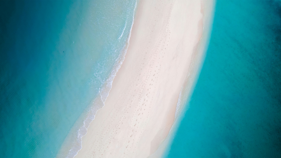 蔚蓝大海中间一条海滩，海边大海壁纸海，高清4k风景图片