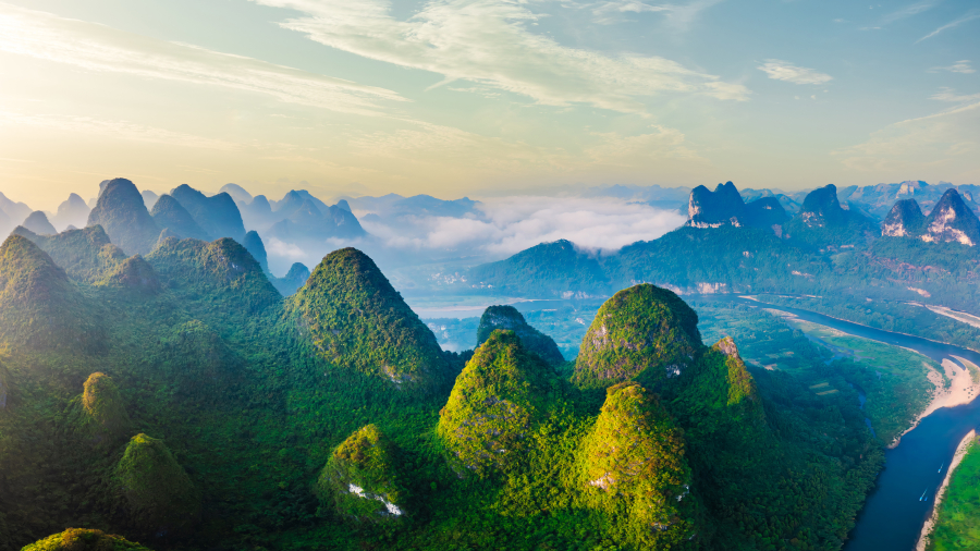 日出时分,美丽的喀斯特山脉鸟瞰图,中国桂林